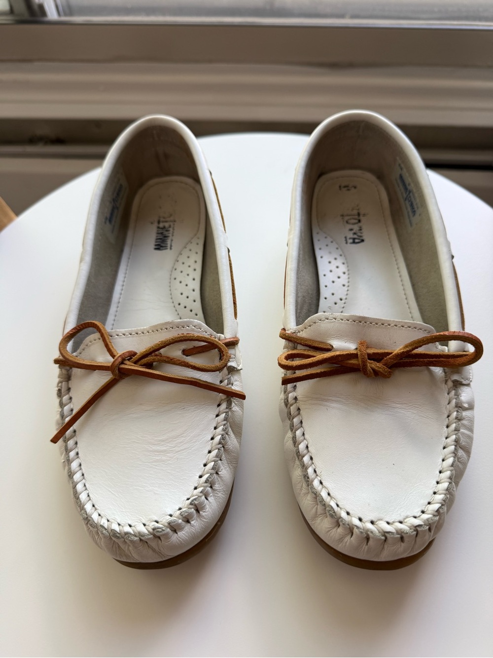 Minnetonka Women's Bow Moccasin Slip-On Leather Flats White Size 9